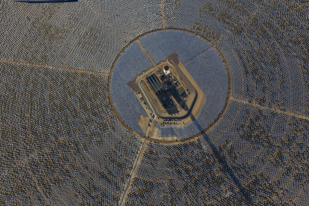 52caaee9e8e44e0441000003_ivanpah-solar-power-facility-una-impresionante-granja-solar-en-medio-del-desierto_8721447882_c3ee1bae16_b-1000x666