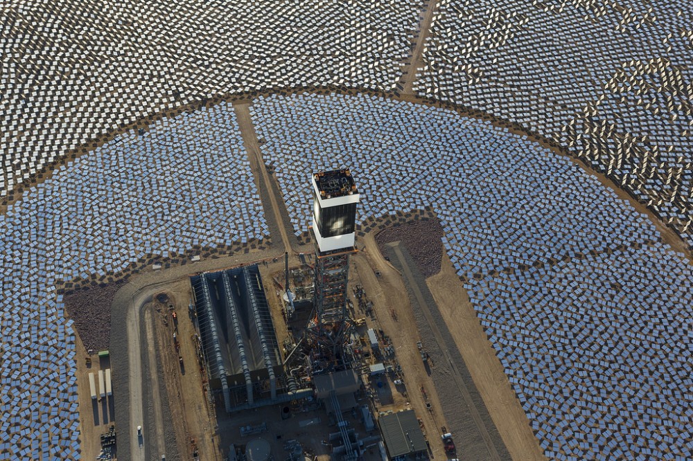 52caaeeae8e44e0faf000001_ivanpah-solar-power-facility-una-impresionante-granja-solar-en-medio-del-desierto_8721447954_ec90a230b2_b-1000x666