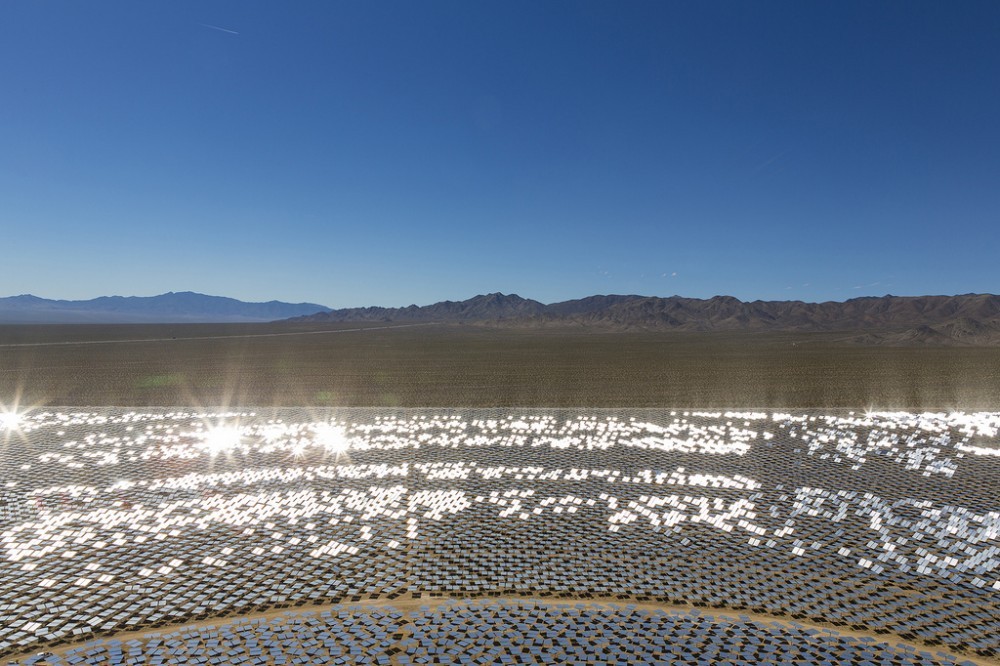 52caaf13e8e44e0faf000004_ivanpah-solar-power-facility-una-impresionante-granja-solar-en-medio-del-desierto_8720322351_ed53c19941_b-1000x666