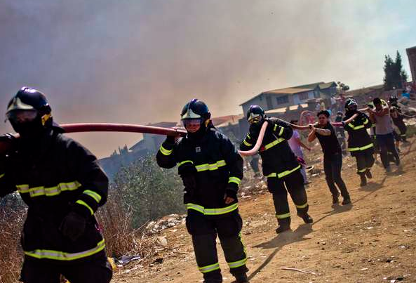 incendio en Valparaíso alerta sanitaria y restricción vehicular