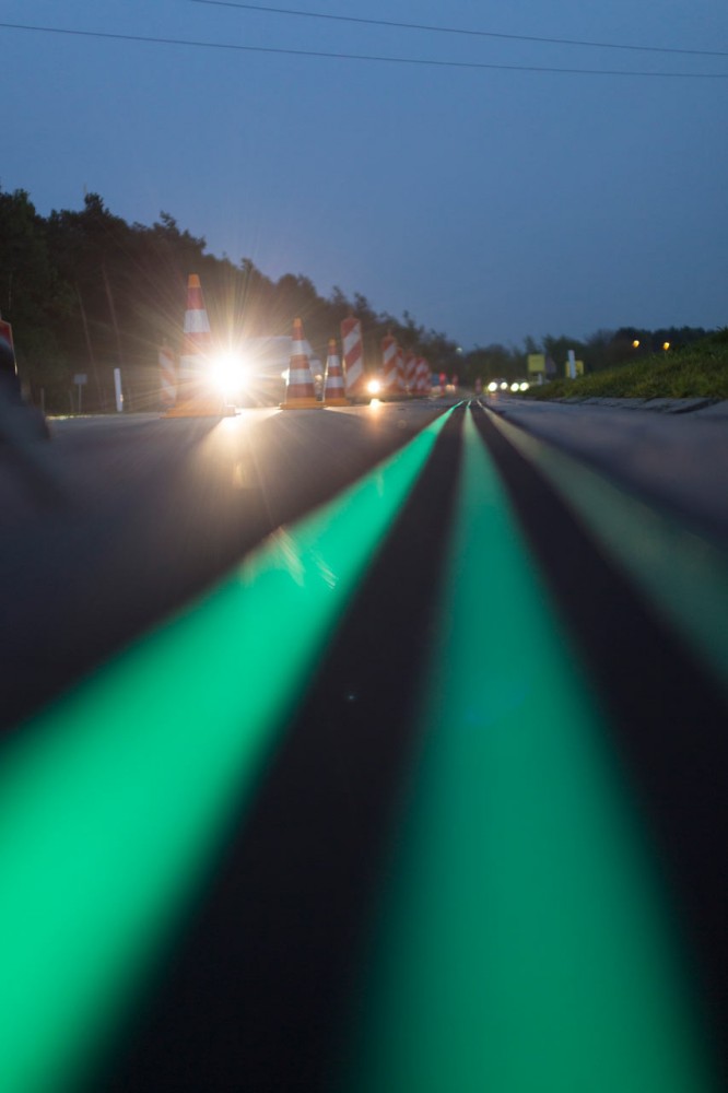 Smart-Highway-Glowing-Lines-Daan-Roosegaarde-4