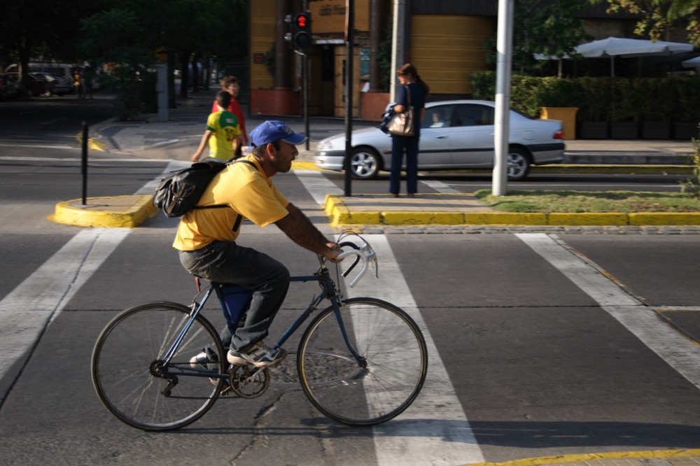 Ciclista por Av. Irarrázaval por Claudio Olivares Medina flickr