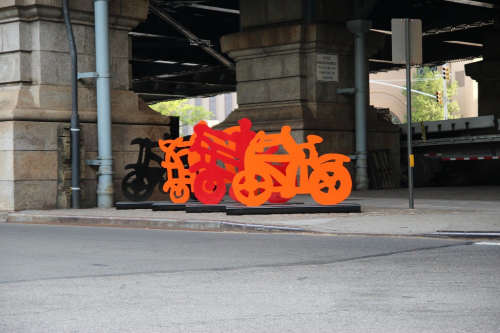 "Las Bicicletas" de Gilberto Aceves. © NYCDOT