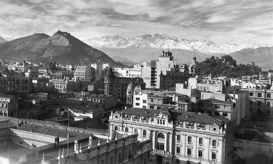 Panorámica centro de Santiago sobre el Palacio de La Moneda hacia cerros Santa Lucía y San Cristóbal en 1940. alb0black