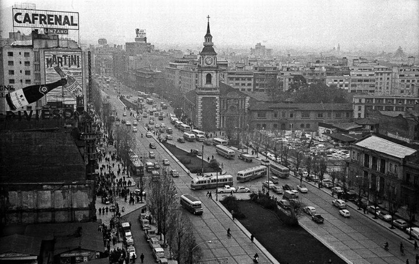 Panorámica de Alameda y la Iglesia San Francisco de Santiago en 1961. Twitter alb0black