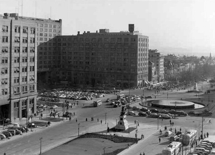 Panorámica de Plaza Bulnes y Barrio Cívico de Santiago en 1950. alb0black