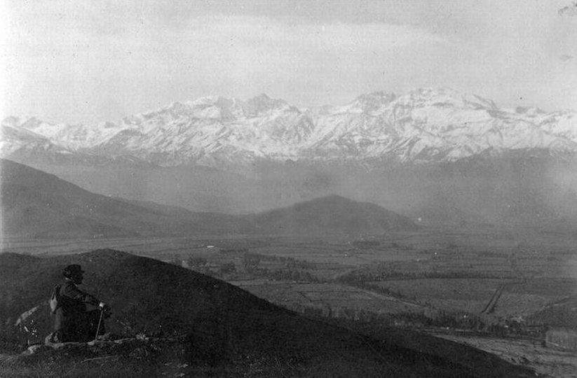 Panorámica desde el cerro San Cristóbal hacia el oriente de Santiago en 1919. alb0black