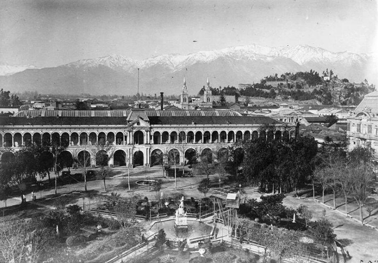 Vista  Plaza de Armas de Santiago, hacia el Portal Mac Clure en 1875. alb0black