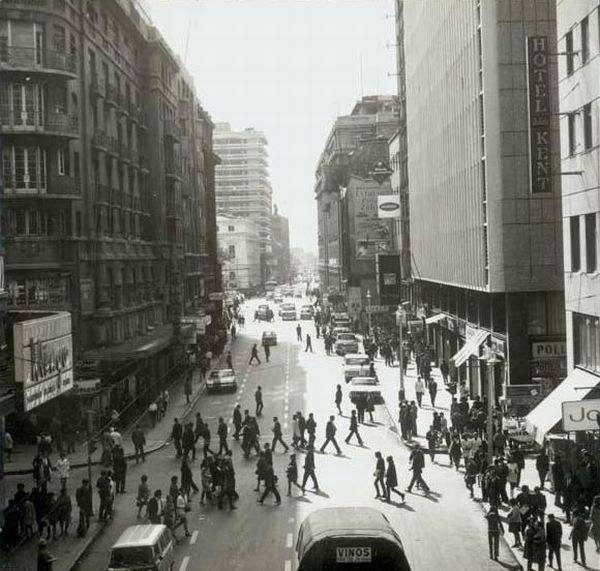 Vista de calle Estado hacia Plaza de Armas de Santiago en 1969. Fotos Históricas de Chile