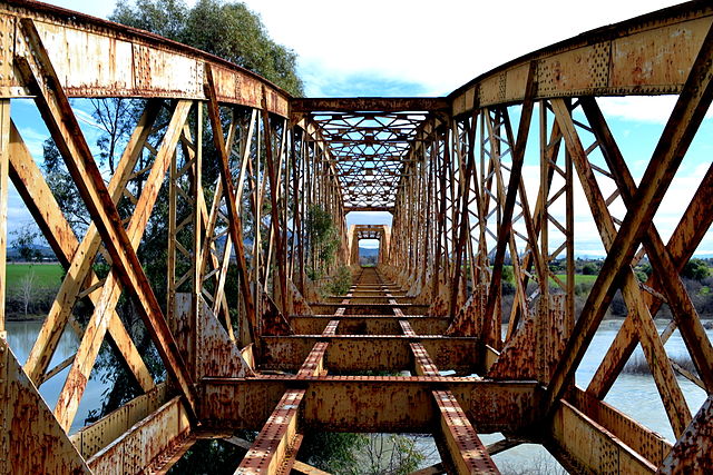 9º Lugar Wiki Loves Monuments Chile 2013. “Vista frontal del puente ferroviario sobre el río Perquilauquén” © Angel Labra Castillo