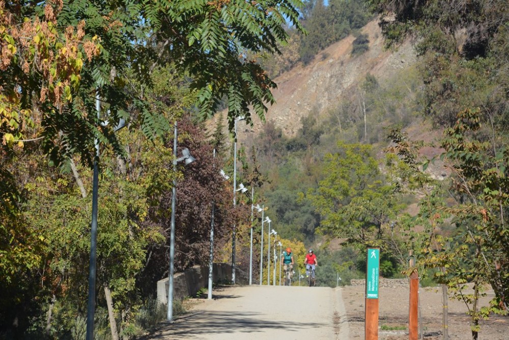 Nuevo tramo del Paseo Borde del Parque Metropolitano de Santiago. © Parquemet