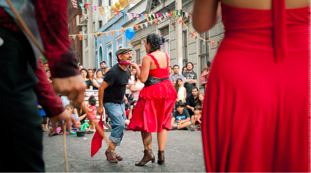 Fiesta del Roto chileno en Barrio Yungay. © Sebastian Gonzalez Zenteno, vía Flickr.
