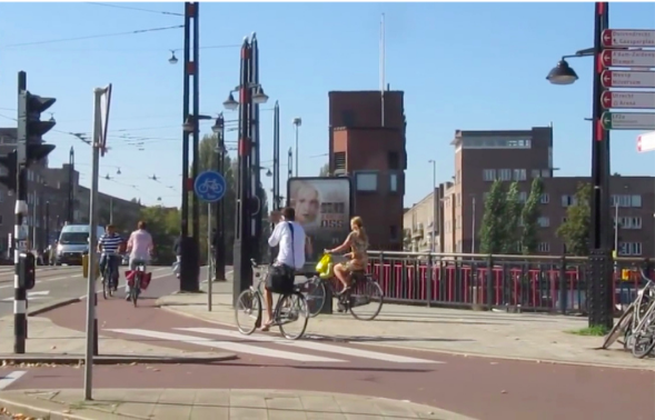 Ciclovía formalizada sobre el mismo puente en Ámsterdam hoy en día