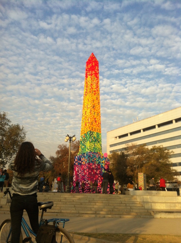 “Monumento de la Diversidad” por Olek en Obelisco Balmaceda.
