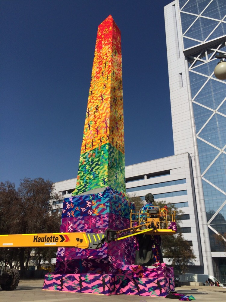 “Monumento de la Diversidad” por Olek en Obelisco Balmaceda.