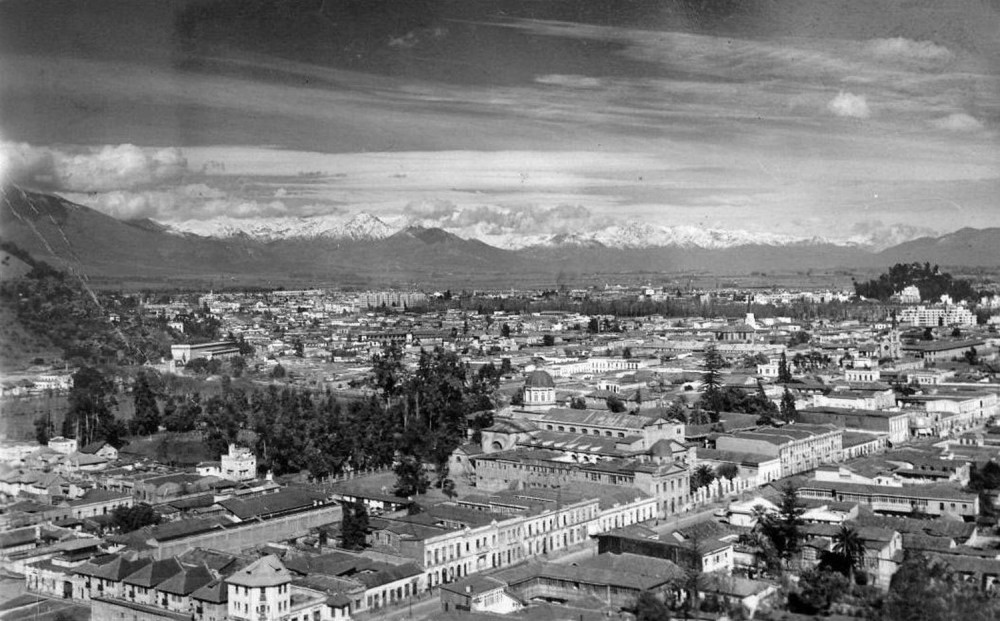 Panorámica de la comuna de Recoleta desde el cerro San Cristóbal, 1942. Autor: Enrique Mora. Cortesía @enterrenochile