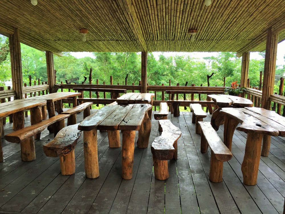 Los locales hicieron los bancos y mesas de los árboles que cayeron durante el tifón.