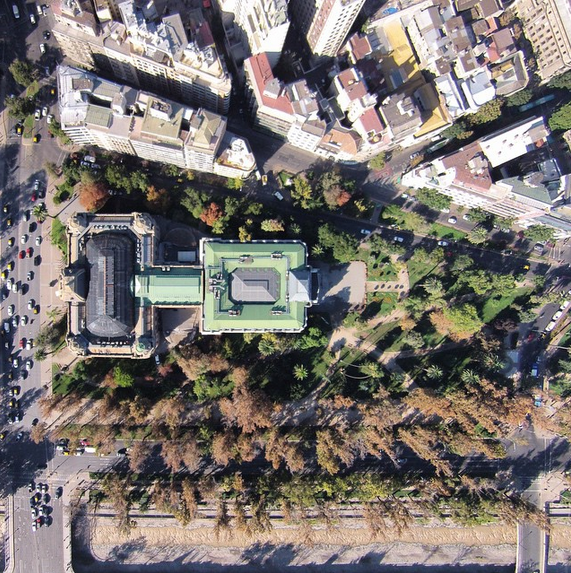 Museo de Arte Contamporaneo izquierda y Museo Nacional de Bellas Artes en el Parque Forestal