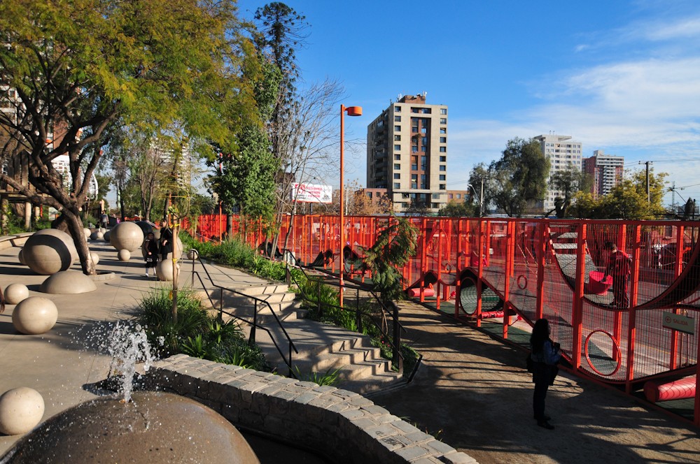 Parque Bicentenario de la Infancia, acceo por Recoleta del Parque Metropolitano de Santiago. © Teresita Pérez para Plataforma Urbana