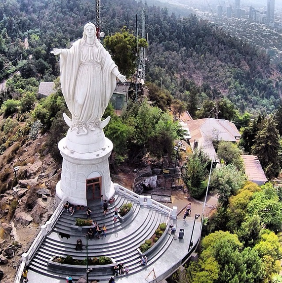 Virgen del cerro San Cristobal en el Parque Metropolitano de Santiago Cortesia Fotos Aereas