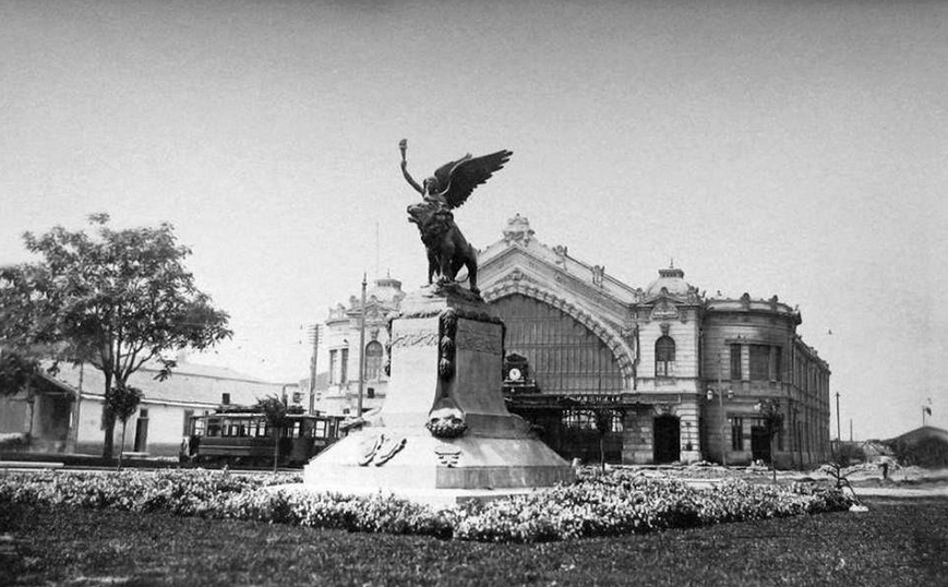 Plaza Italia y Estación Pirque de Santiago en 1927. Fuente Alberto Sironvalle (@alb0black n Twitter).