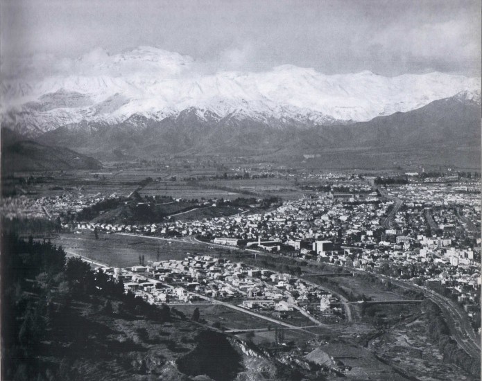 Santiago hacia el oriente en 1959. Fotografia del libro "Chile" de Robert Gerstmann. Imagen vía En Terreno.