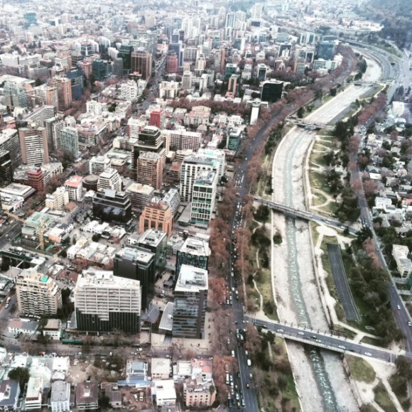 Río Mapocho y parte del Parque Metropolitano de Santiago desde Sky Costanera.