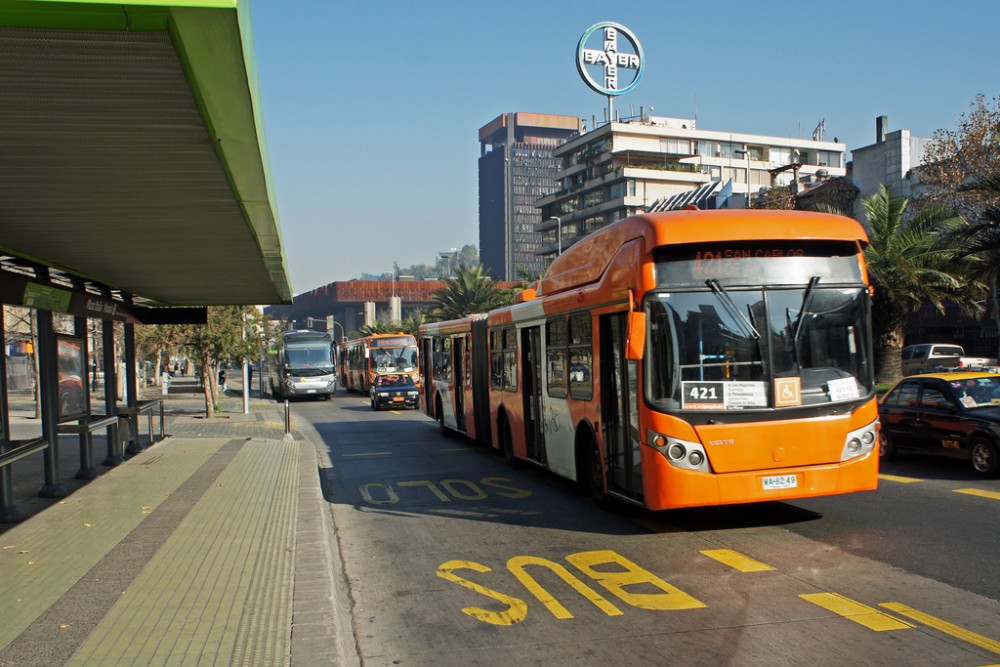 Bus de Transantiago en la Alameda. © mariordo59, vía Flickr.