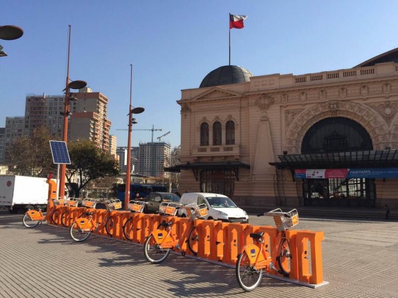 Estación Bike Santiago en el frontis del Centro Cultural Estación Mapocho. Fuente imagen: Bike Santiago en Facebook.