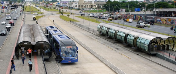 Corredor BRT en Curitiba, Brasil. © mariordo59, vía Flickr.