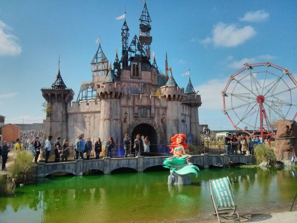 Dismaland en © Radames Ajna, vía Flickr.