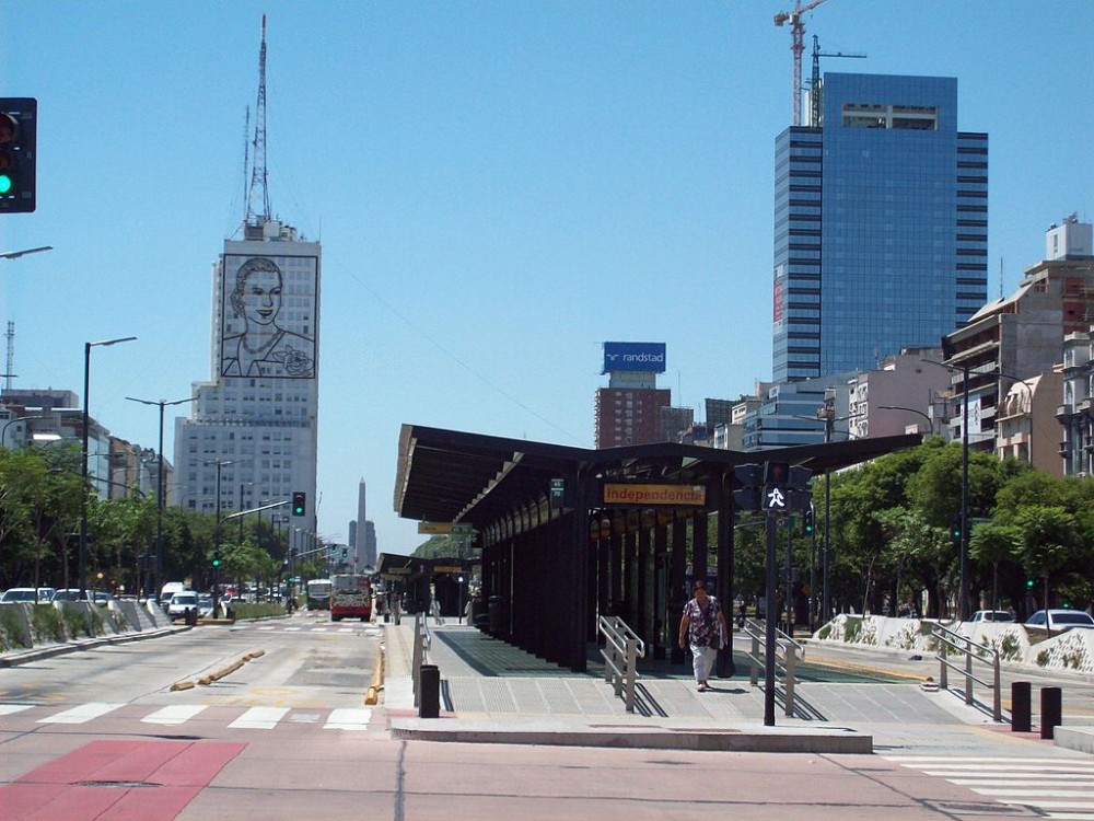 Metrobus_de_Buenos_Aires_con_el_Obelisco_y_el_Ministerio_de_Obras_Públicas por Gelpgim22 (Sergio Moises Panei Pitrau) via Wikimedia Commons