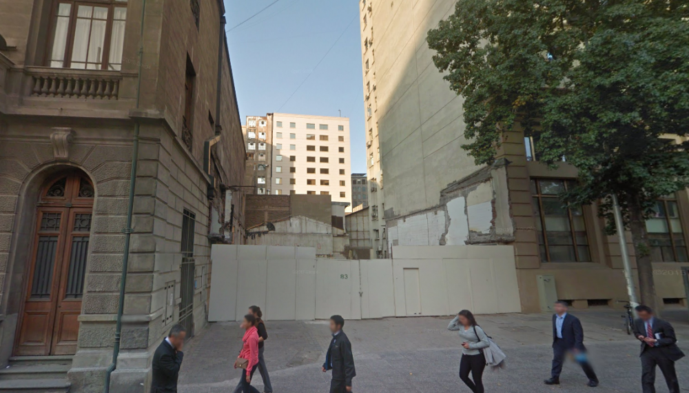 Plaza de Bolsillo en Morande 83. Foto tomada en abril de 2015, vía Google Street View.