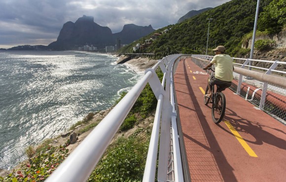 Carril bici entre Leblon y el barrio de São Conrado, en Río de Janeiro. Imagen © Ricardo Borges / Folhapress