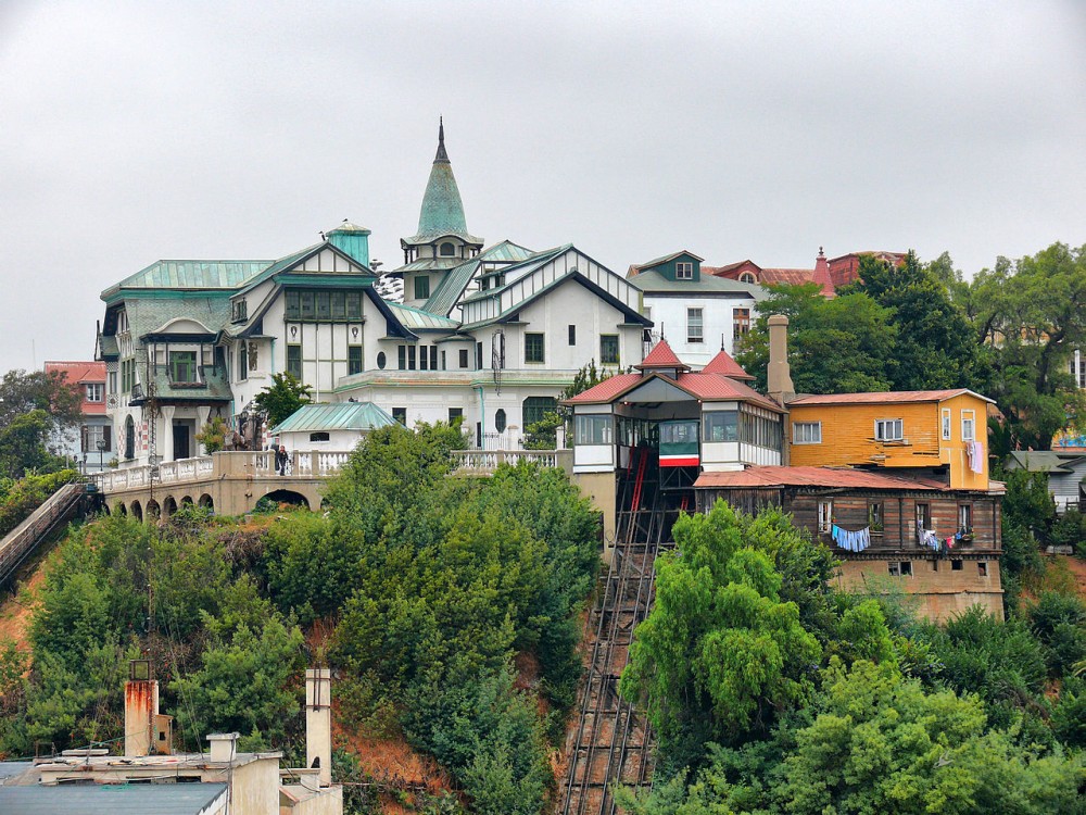 Ascensor El Peral, Cerro Alegre, Valparaíso. © Wikimedia Commons Usuario: Marcelo Ois Lagarde. Licencia CC BY-SA 3.0