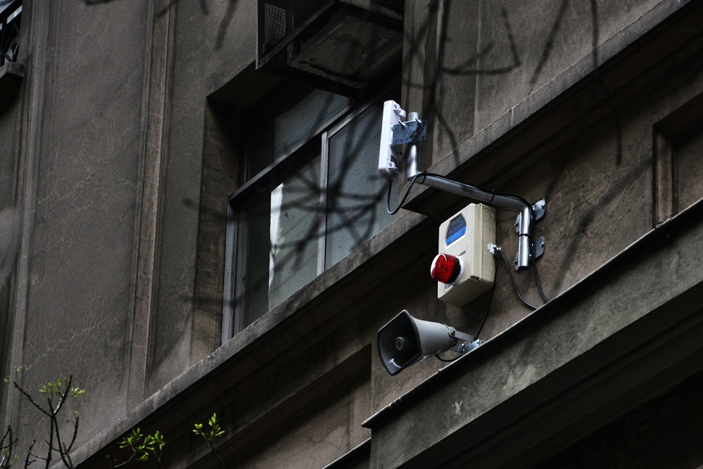 Sistema de alarmas y altavoces en calle San Antonio. © Mara Daruich para Municipalidad de Santiago.