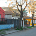 Vista de la Población Artesanos a Unión por calle Tristán Cornejo esquina Alonso de Reinoso. © Alicia Campos Gajardo 2016). Cortesía Independencia Cultural para Plataforma Urbana.