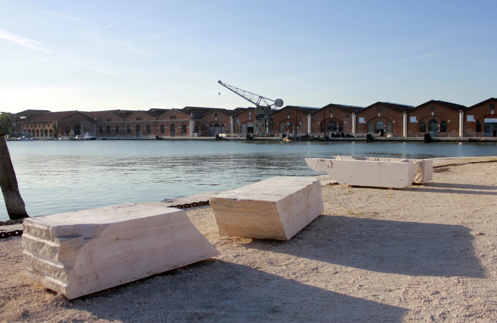 Las planchas de mármol distribuidas en la línea costera. Los bloques de mármol se elevaron ligeramente usando los marcos de madera reutilizados creando hermosas sombras.. Image Cortesía de Estudio del paisaje Teresa Moller y Asociados