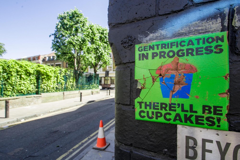 "Gentrificación en progreso. ¡Habrán 'cupcakes'!". Afiche en Cheshire Street en Londres.. Image © MsSaraKelly [Flickr], bajo licencia CC BY 2.0