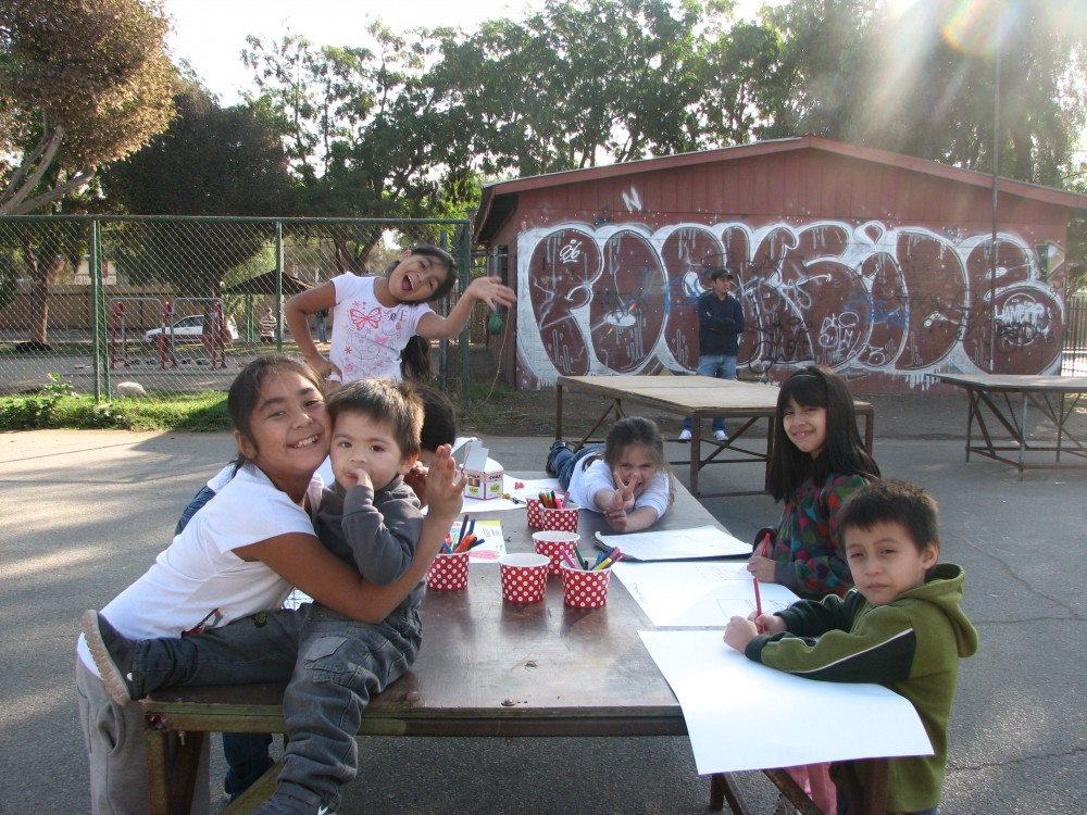 Niños dibujando propuesta de barrio. Cortesía Equipo para Plataforma Urbana