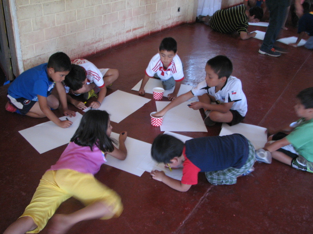 Niños dibujando propuesta de plaza. Cortesía Equipo para Plataforma Urbana
