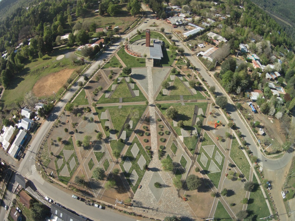 Guía Mapuche: Plaza de Alto Biobío. El ñimin o trazo, dibuja los recorridos y zonas de permanencia presentes en la plaza.. Image © Claudio Albarrán + Raúl Arancibia / Ministerio de Obras Públicas (MOP) de Chile. Dirección de Arquitectura