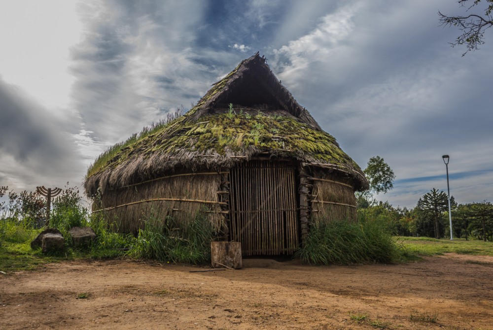 Guía Mapuche: más que solo una vivienda, la ruka es el articulador del hábitat mapuche. Su núcleo de influencia se extiende desde las actividades domésticas y familiares en el interior, hasta las actividades productivas y comunitarias en el exterior.. Image © Claudio Albarrán + Raúl Arancibia / Ministerio de Obras Públicas (MOP) de Chile. Dirección de Arquitectura