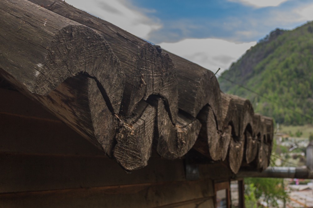 Guía Mapuche: para protegerse de nevazones y fuertes lluvias, la ruka pewenche posee una 'wente' cubierta, de canoas de madera labrada.. Image © Claudio Albarrán + Raúl Arancibia / Ministerio de Obras Públicas (MOP) de Chile. Dirección de Arquitectura