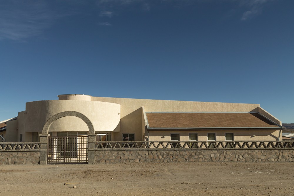 Guía Aymara: frente de Sala Multipropósito (Visviri) con atrio y troneras.. Image © Claudio Albarrán + Raúl Arancibia / Ministerio de Obras Públicas (MOP) de Chile. Dirección de Arquitectura
Guarda esta imagen en tus favoritos