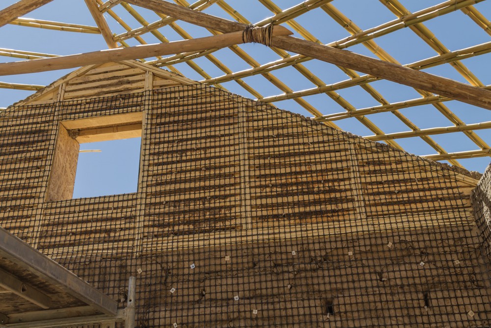 Guía Aymara: restauración de viviendas en Socoroma (Chile), techumbres tradicionales. Malla plástica para estuco de barro.. Image © Claudio Albarrán + Raúl Arancibia / Ministerio de Obras Públicas (MOP) de Chile. Dirección de Arquitectura.