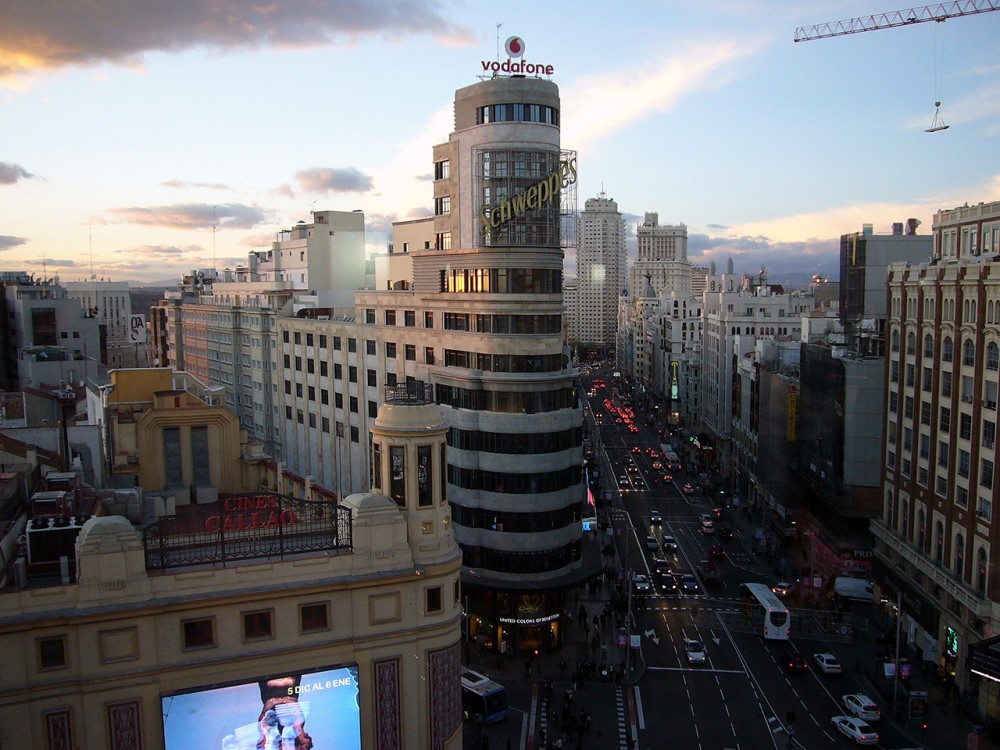 La Gran Vía de Madrid con el edificio Carrión en primer plano. Image © Juan Gallo [Flickr], bajo licencia CC BY-NC-ND 2.0