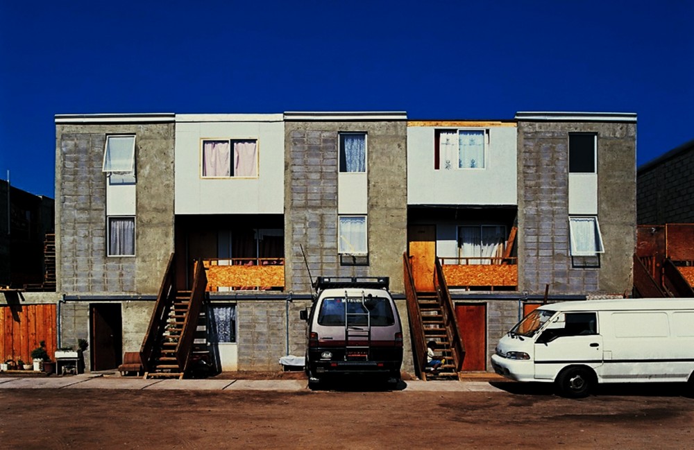 Programa de viviendas progresivas en Quinta Monroy, Iquique, Chile. Situación "después" en la cual se observan las transformaciones y ampliaciones realizadas por los pobladores.